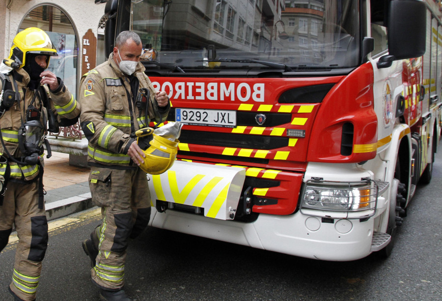 Un incendio quema maquinaria, madera y enseres almacenados en un antiguo taller de Cambados