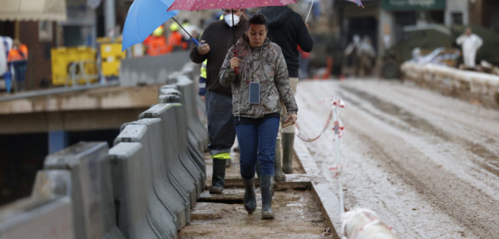 La lluvia no causa incidentes aún en la zona cero mientras siguen las labores de limpieza por la DANA