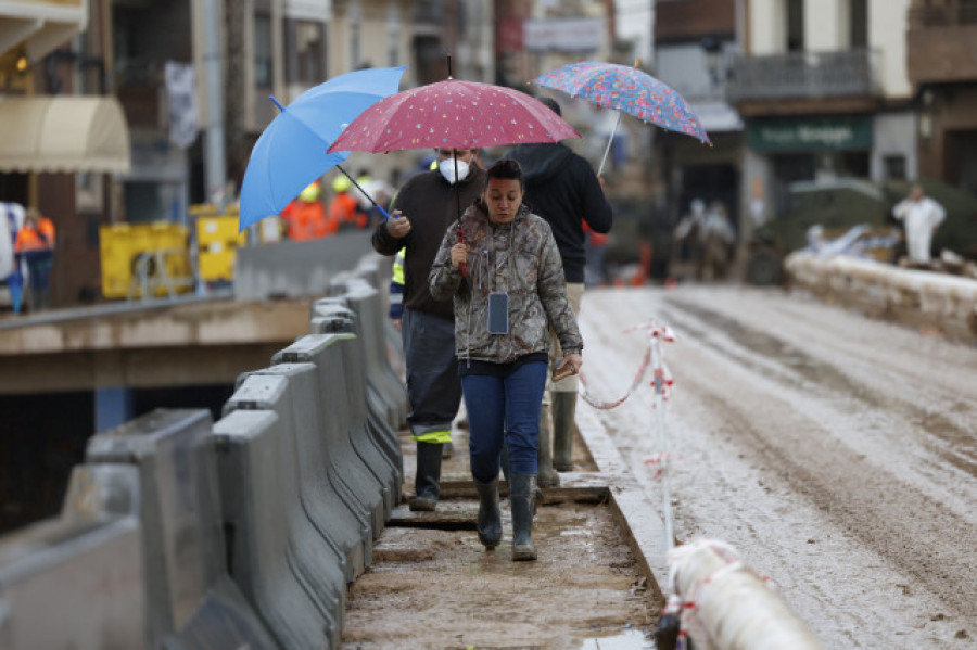 La lluvia no causa incidentes aún en la zona cero mientras siguen las labores de limpieza por la DANA