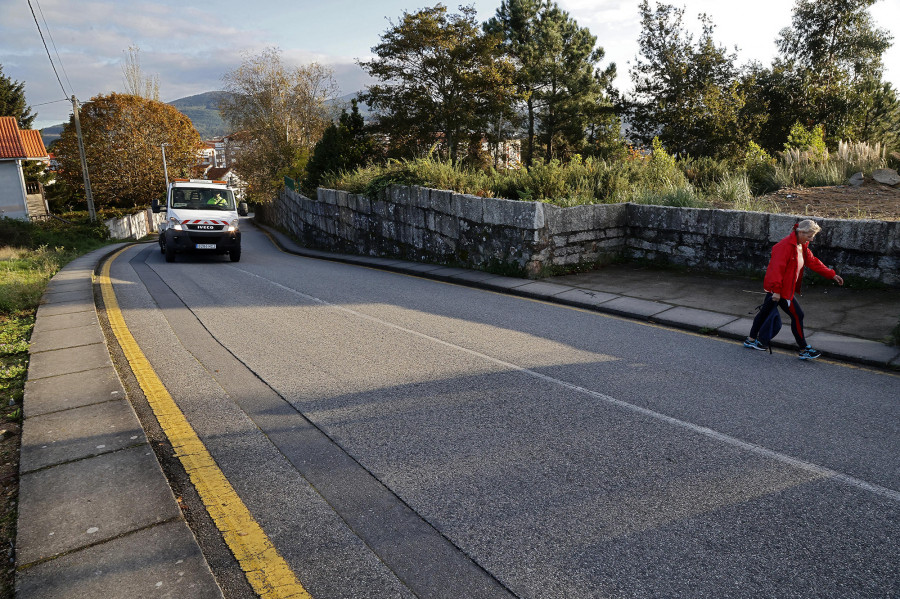 La solución a los estrechos accesos al complejo de Fontecarmoa pasa por el retranqueo de los muros