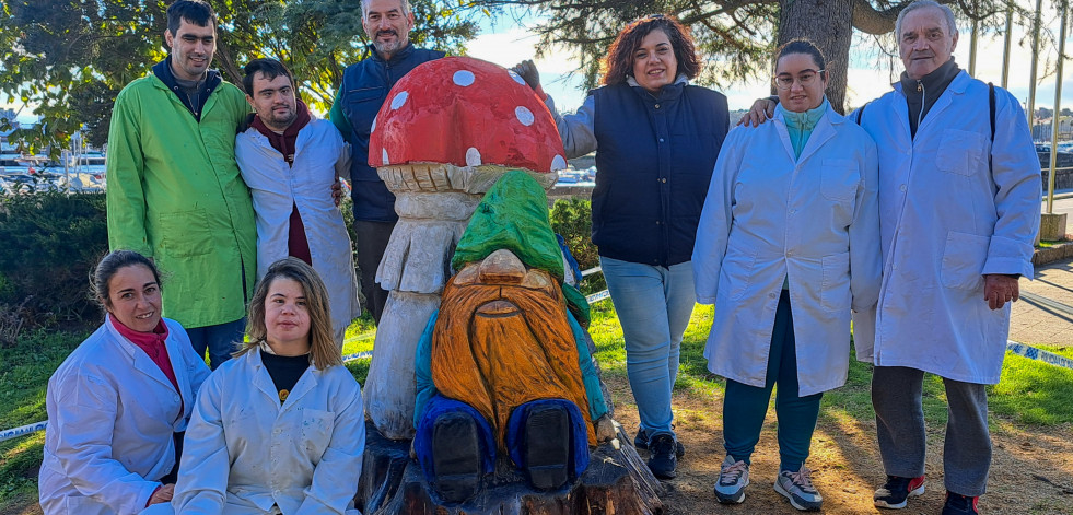 El tahumi con seta creado por SonAgasallo con un tocón de un árbol y pintado por usuarios del CAD ya preside el parque de O Castelo