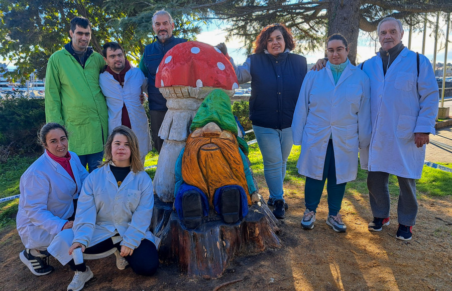 El tahumi con seta creado por SonAgasallo con un tocón de un árbol y pintado por usuarios del CAD ya preside el parque de O Castelo