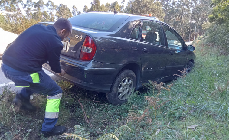 Registrado un accidente de tráfico de un coche en la carretera de Frións tras marearse su conductora