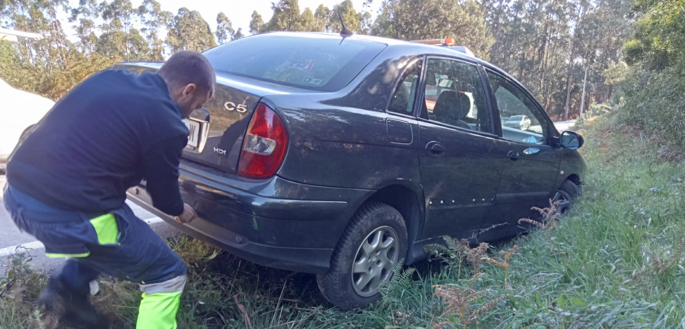 Registrado un accidente de tráfico de un coche en la carretera de Frións tras marearse su conductora