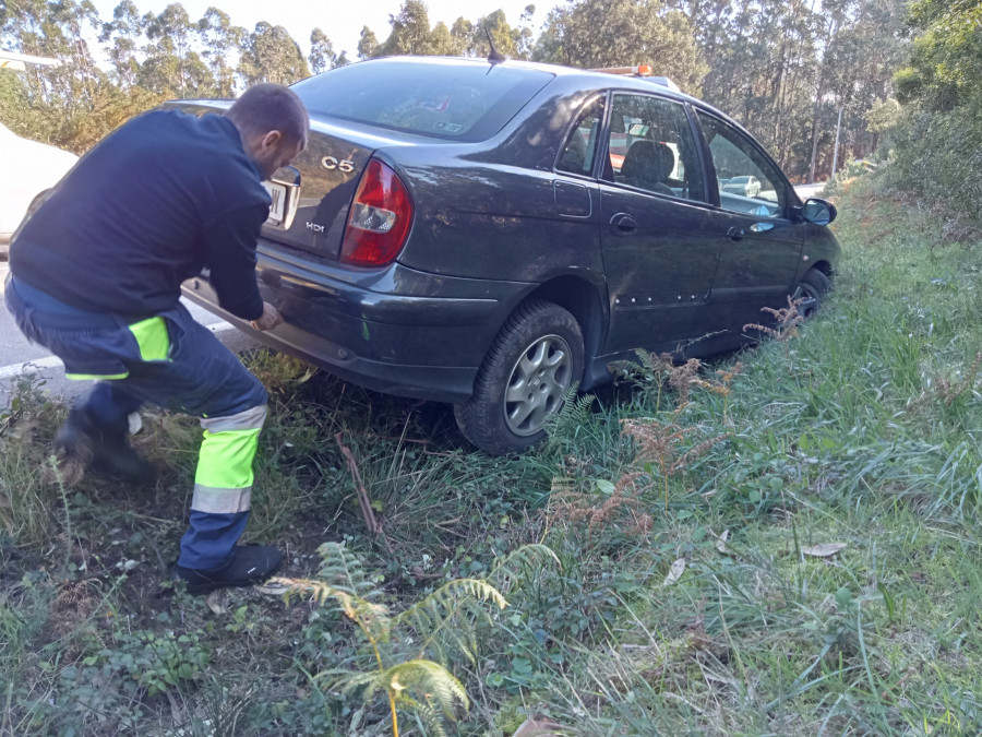 Registrado un accidente de tráfico de un coche en la carretera de Frións tras marearse su conductora