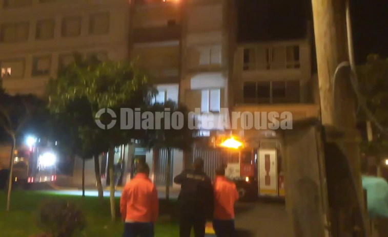 Un incendio afecta a un cuarto piso del Malecón de Ribeira en el que se detectó un posible caso de síndrome de Diógenes