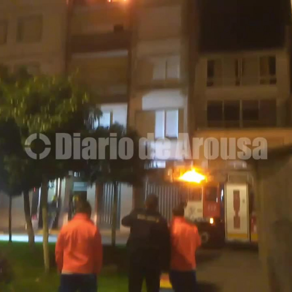 Un incendio afecta a un cuarto piso del Malecón de Ribeira en el que se detectó un posible caso de síndrome de Diógenes