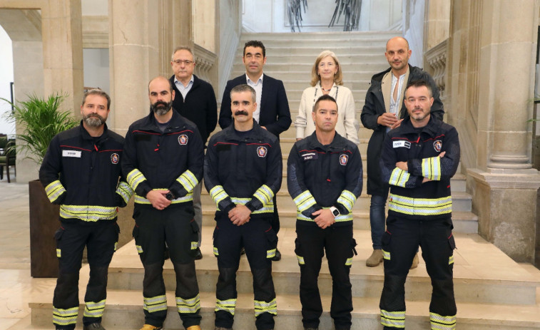 El presidente de la Diputación recibe a los bomberos que se desplazaron a Valencia