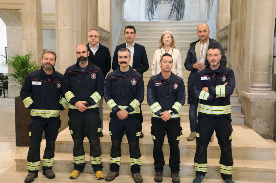 El presidente de la Diputación recibe a los bomberos que se desplazaron a Valencia