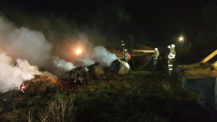 El incendio de unas alpacas en Cambados obliga a desplegar un importante dispositivo para extinguirlo