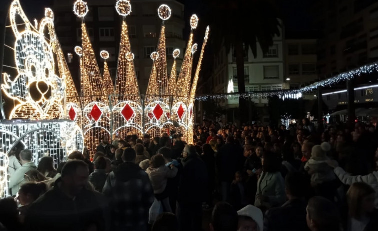 A Illa aumenta su alumbrado de Nadal e incluye novedades como una corona real de seis metros