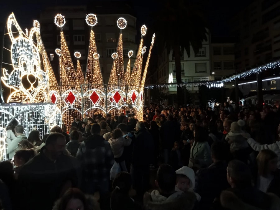 A Illa aumenta su alumbrado de Nadal e incluye novedades como una corona real de seis metros