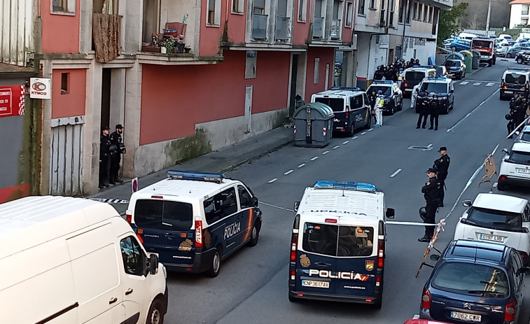 Sorprenden a dos jóvenes dentro del edificio okupa de Abesadas que fue desalojado el martes en Ribeira