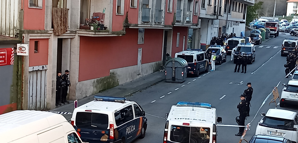 Sorprenden a dos jóvenes dentro del edificio okupa de Abesadas que fue desalojado el martes en Ribeira