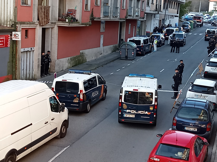 Detienen a dos jóvenes a los que sorprendieron dentro del edificio okupa de Abesadas que fue desalojado en Ribeira