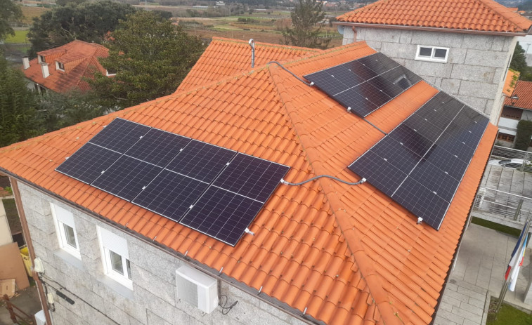 Ribadumia da un paso más en su comunidad energética al instalar paneles solares en el Consistorio