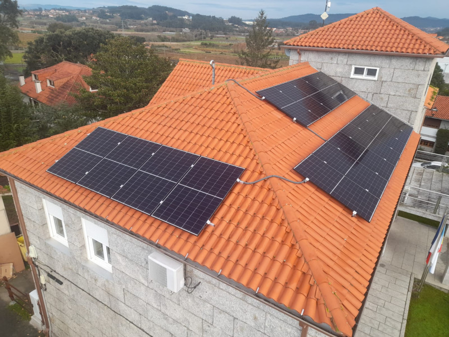 Ribadumia da un paso más en su comunidad energética al instalar paneles solares en el Consistorio