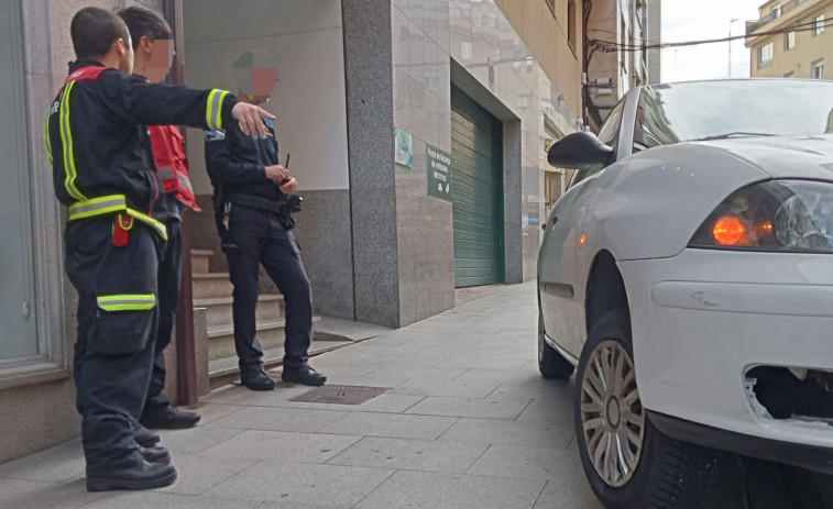 Un coche acaba subido sobre un bolardo esférico metálico en la Rúa Alcalde Fernández Bermúdez, en Ribeira