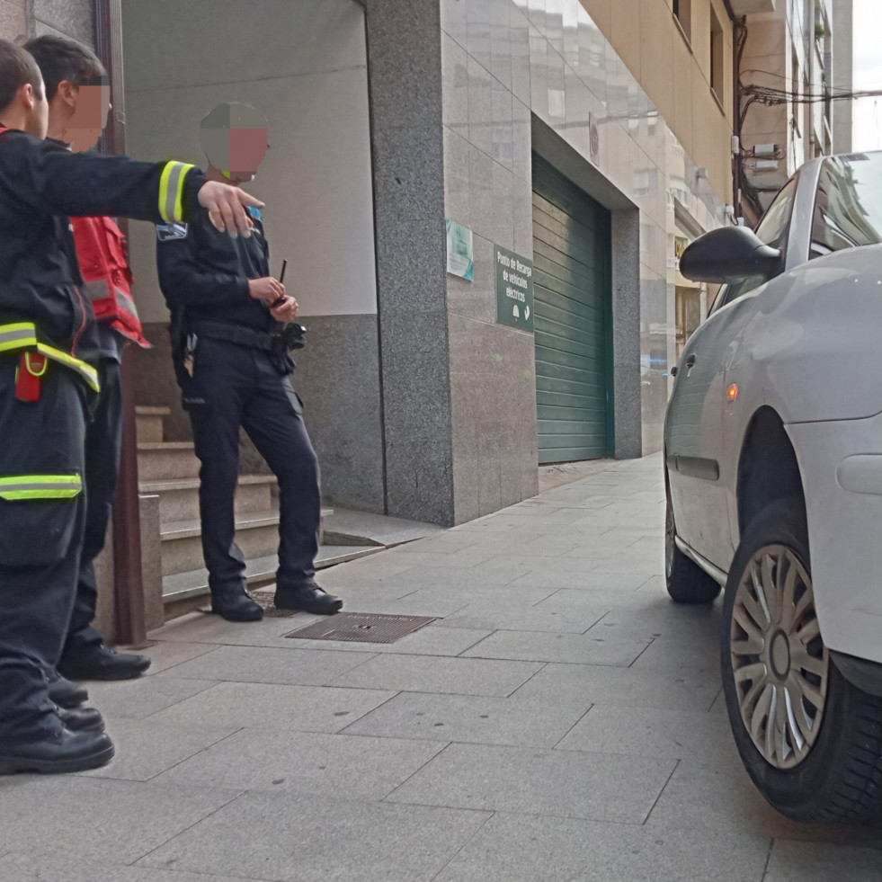 Un coche acaba subido sobre un bolardo esférico metálico en la Rúa Alcalde Fernández Bermúdez, en Ribeira