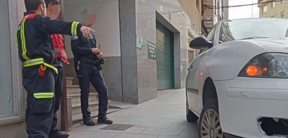 Un coche acaba subido sobre un bolardo esférico metálico en la Rúa Alcalde Fernández Bermúdez, en Ribeira