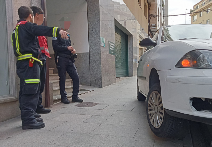 Un coche acaba subido sobre un bolardo esférico metálico en la Rúa Alcalde Fernández Bermúdez, en Ribeira