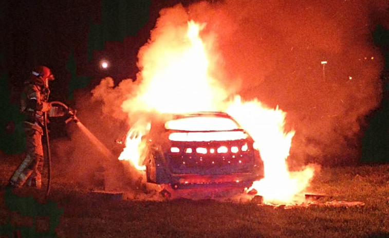 Un incendio afectó a un coche en una finca de A Igrexa, en Nantes, y quedó completamente calcinado