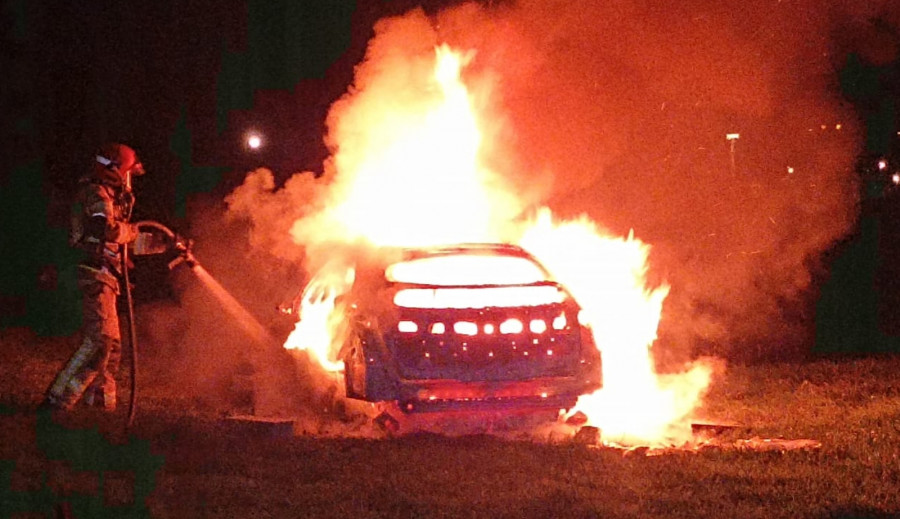 Un incendio afectó a un coche en una finca de A Igrexa, en Nantes, y quedó completamente calcinado