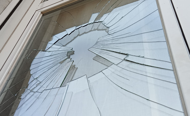 Preocupación en A Pobra por un grupo de pandilleros que destrozan puertas y ventanas de sus viviendas