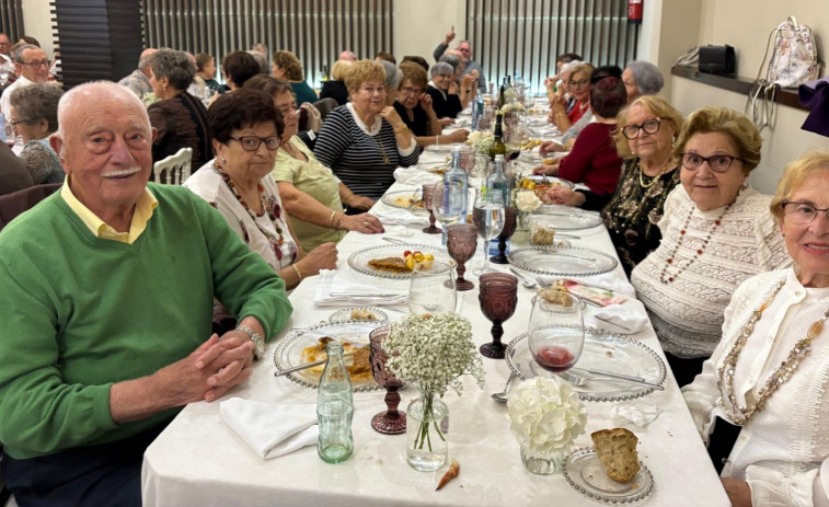 Reportaje | Jubilados de Aguiño y Carreira gozan de su comida anual de confraternidad