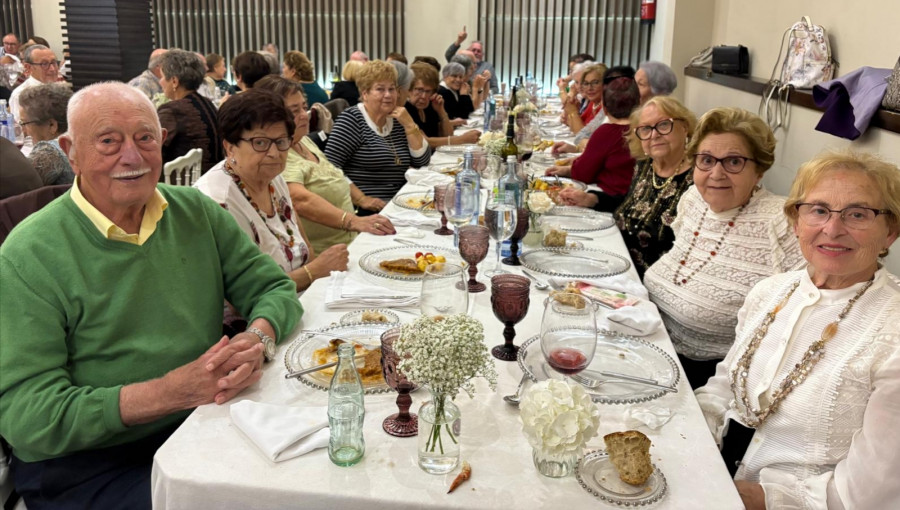 Reportaje | Jubilados de Aguiño y Carreira gozan de su comida anual de confraternidad