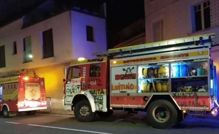 Un incendio afecta a un capacho con ropas de agua en el cobertizo de una vivienda unifamiliar en Boiro