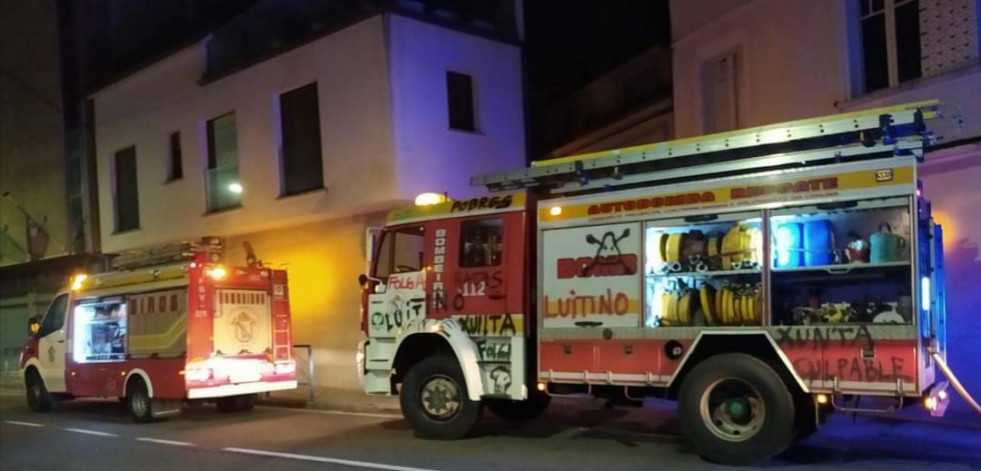 Un incendio afecta a un capacho con ropas de agua en el cobertizo de una vivienda unifamiliar en Boiro