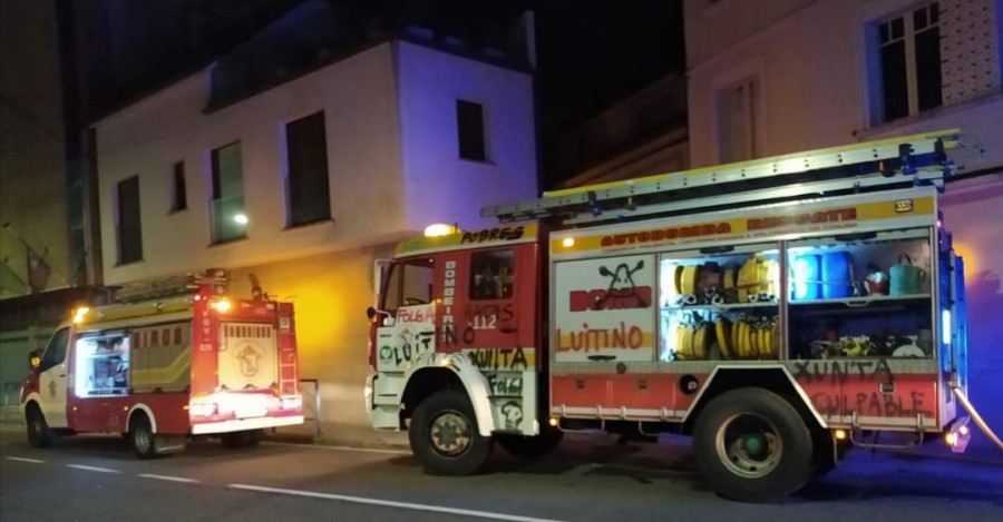 Un incendio afecta a un capacho con ropas de agua en el cobertizo de una vivienda unifamiliar en Boiro