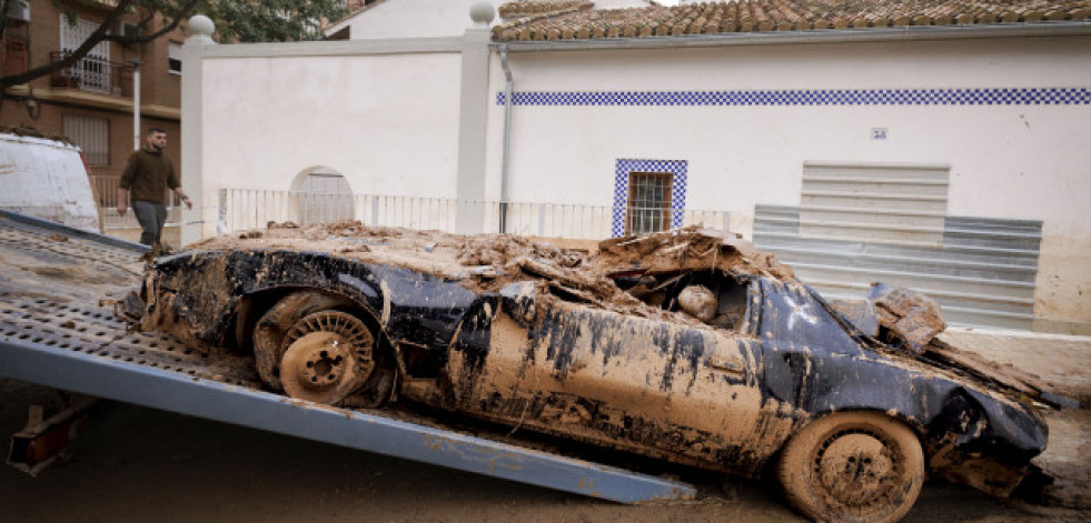 El 'Kitt' de Javier, una réplica del 'coche fantástico' perdida entre el lodo de Picanya