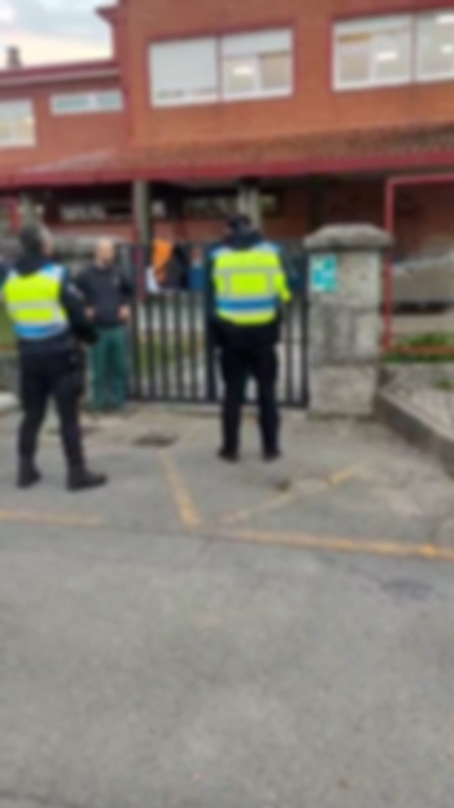 Un policía de Cambados resulta herido al intentar evitar la entrada de un hombre "fuera de sí" al colegio de Corvillón