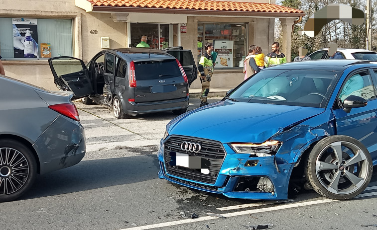 Un aparatoso accidente de tráfico entre tres vehículos en Salmón se salda con dos septuagenarios heridos leves