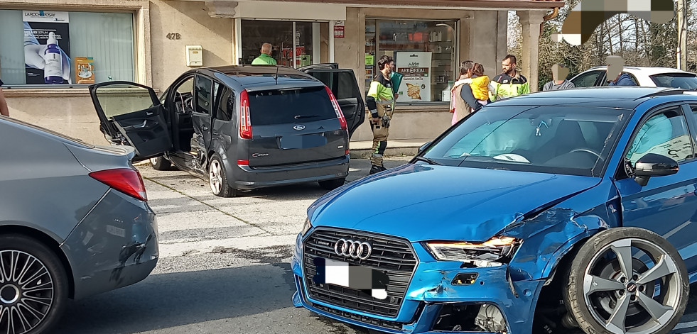 Un aparatoso accidente de tráfico entre tres vehículos en Salmón se salda con dos septuagenarios heridos leves