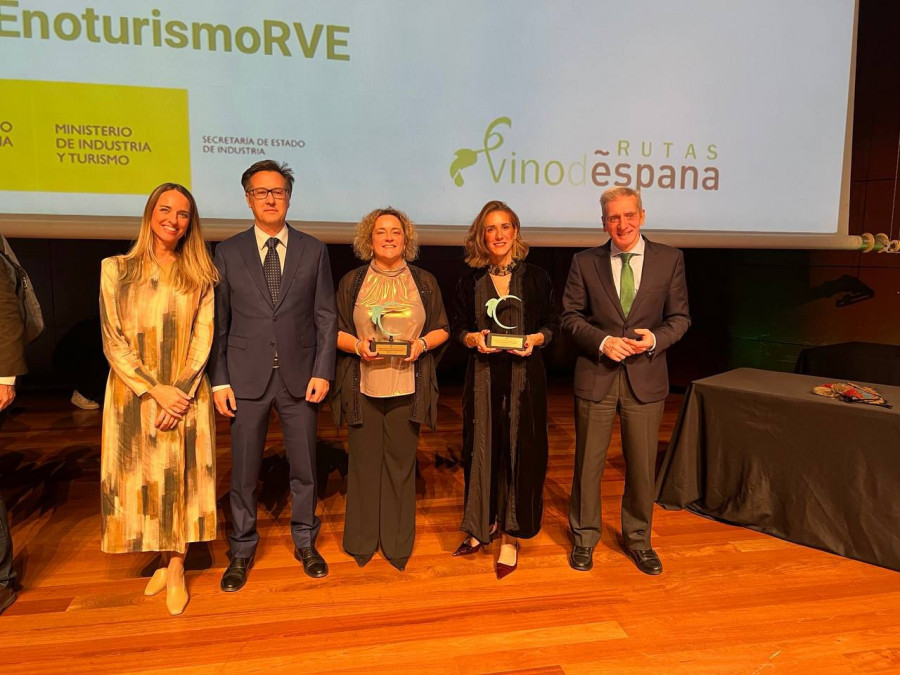 La Ruta del Vino Rías Baixas recoge un galardón por una de las iniciativas turísticas