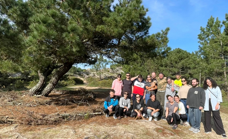 Ambar desarrolló en Couso una actividad de Land Art para impulsar su compromiso y la concienciación con los espacios naturales