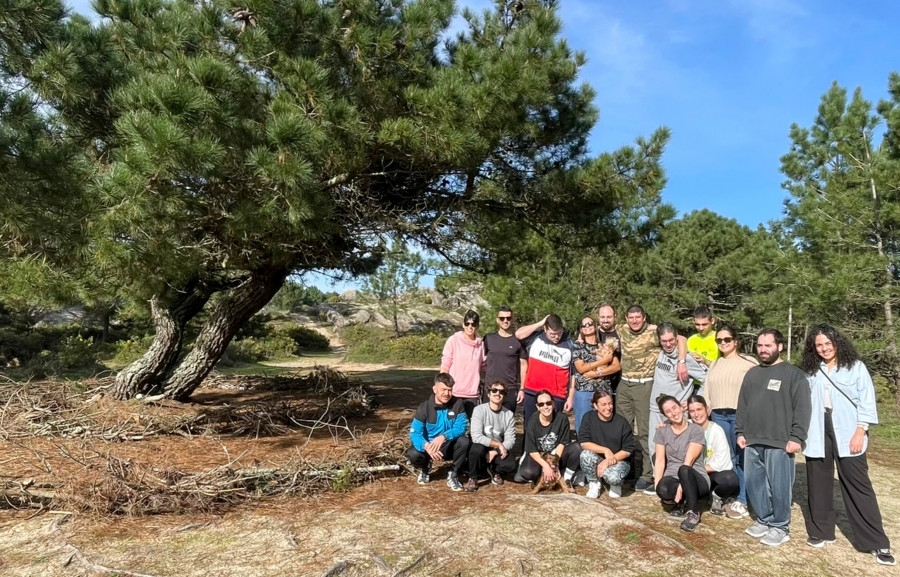 Ambar desarrolló en Couso una actividad de Land Art para impulsar su compromiso y la concienciación con los espacios naturales