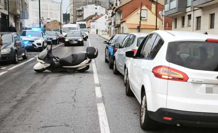 Heridos cuatro conductores en una colisión múltiple por alcance en la Avenida da Coruña, en Ribeira