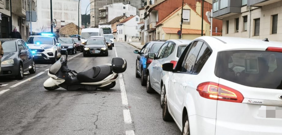 Heridos cuatro conductores en una colisión múltiple por alcance en la Avenida da Coruña, en Ribeira