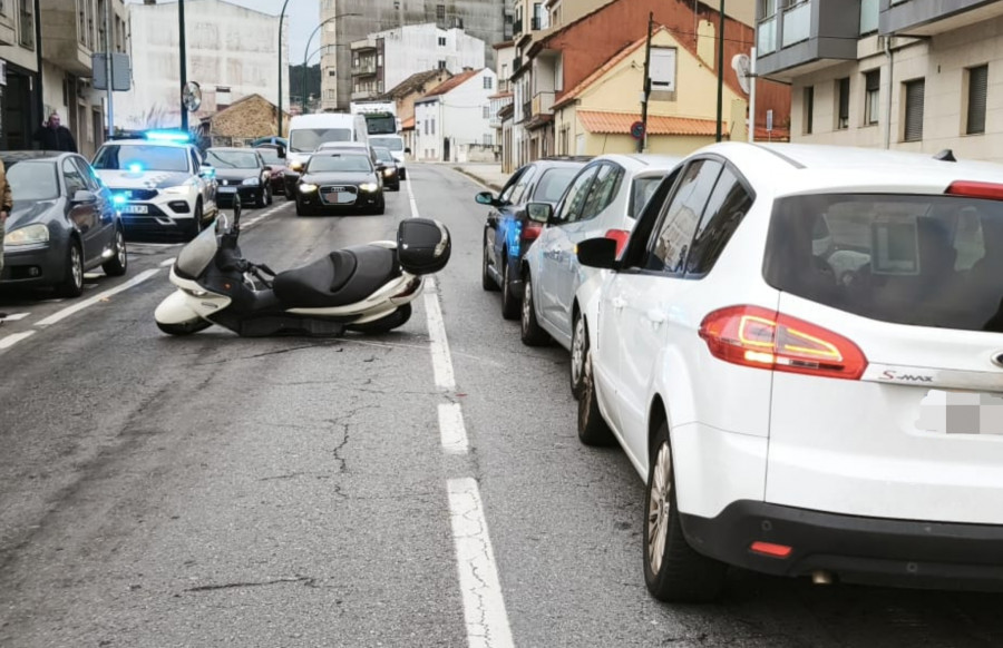 Heridos cuatro conductores en una colisión múltiple por alcance en la Avenida da Coruña, en Ribeira