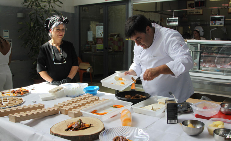 Un showcooking en la Praza de Abastos de Vilagarcía con un Estrella Michelín