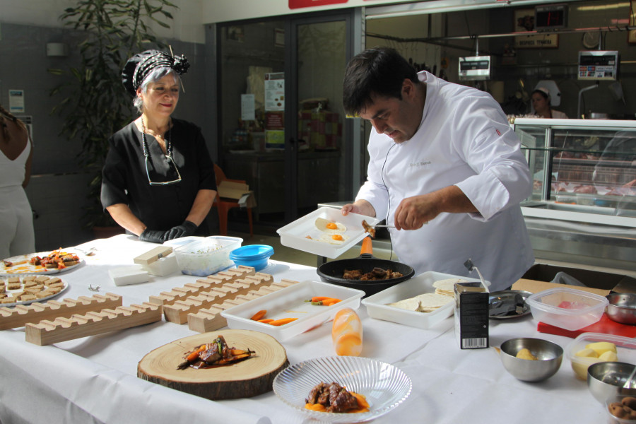 Un showcooking en la Praza de Abastos de Vilagarcía con un Estrella Michelín