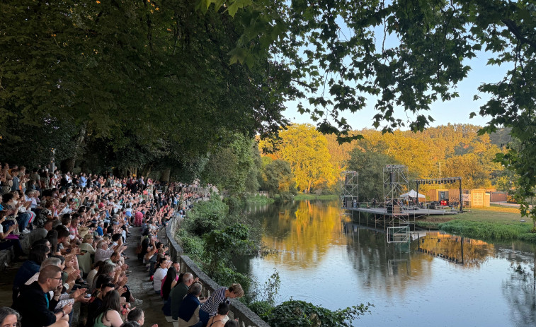 Caldas montó el escenario acuático sobre el Umia en las fiestas sin el permiso de Augas de Galicia