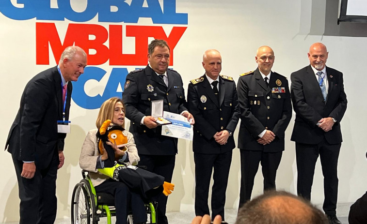 El Poli Paco recibe la medalla de oro en educación vial de mano de Global Mobility Call en Madrid