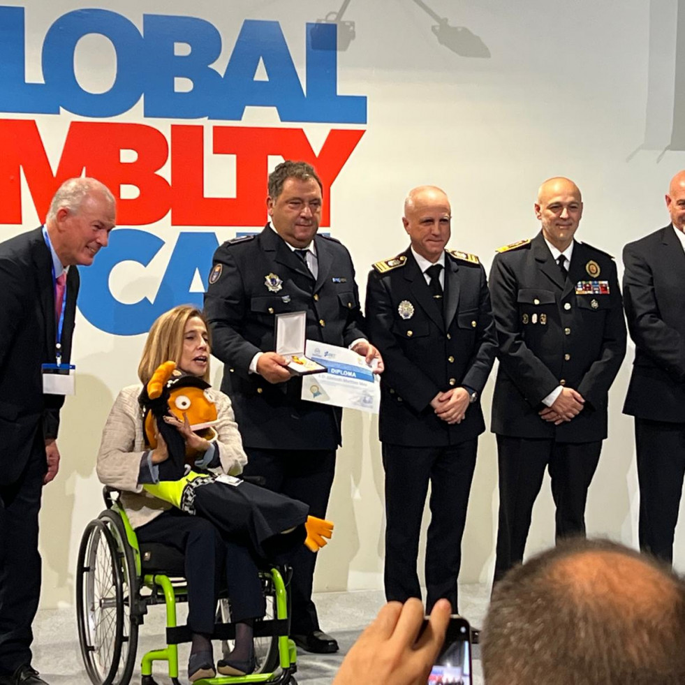 El Poli Paco recibe la medalla de oro en educación vial de mano de Global Mobility Call en Madrid