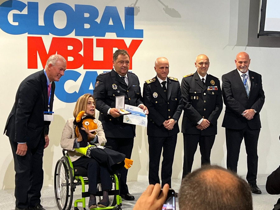 El Poli Paco recibe la medalla de oro en educación vial de mano de Global Mobility Call en Madrid