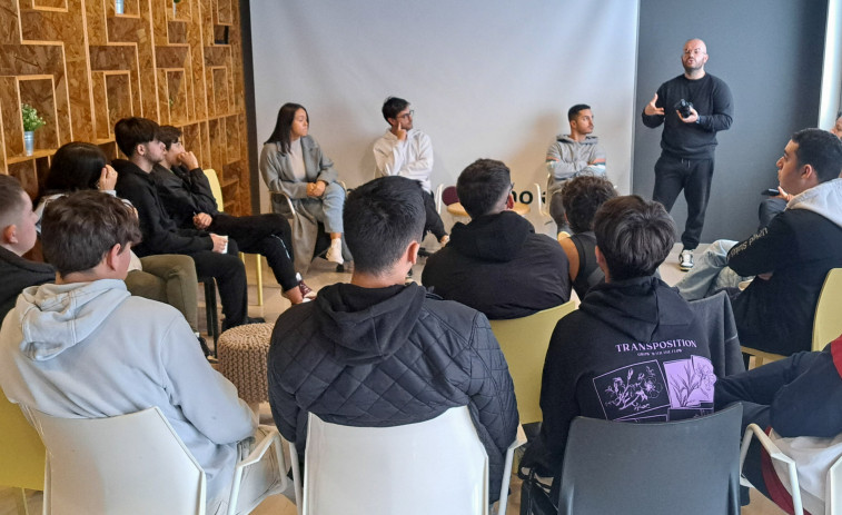 Alumnos del ciclo medio de Instalacións de Telecomunicacións del IES Espiñeira conocen el espacio Coworking A Pobra